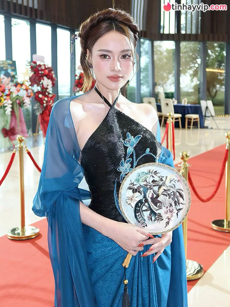 Ninh Dương Lan Ngọc diện đầm trắng bó sát khoe đường cong đồng hồ cát vạn người mê