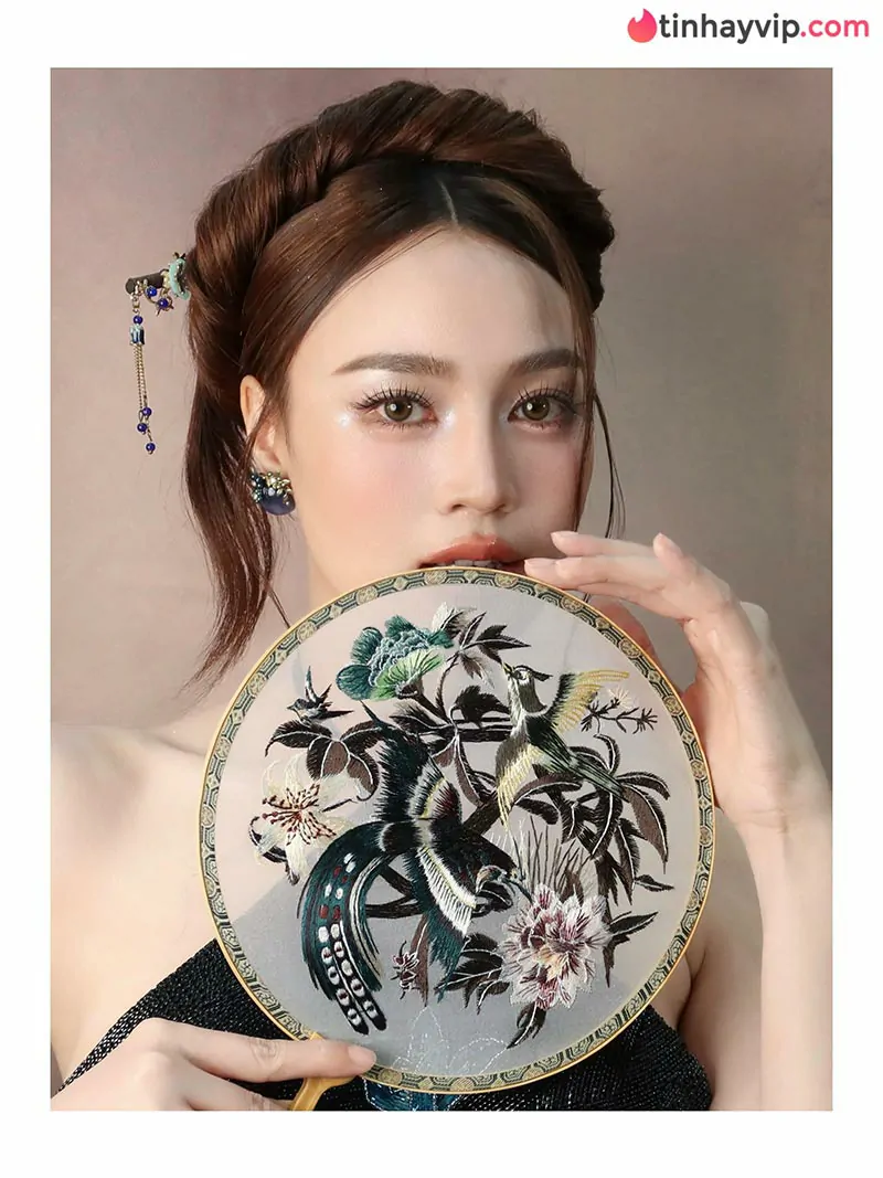 Ninh Dương Lan Ngọc diện đầm trắng bó sát khoe đường cong đồng hồ cát vạn người mê