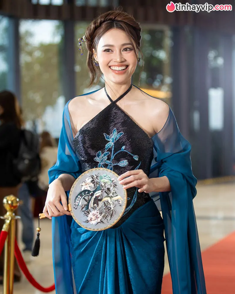 Ninh Dương Lan Ngọc diện đầm trắng bó sát khoe đường cong đồng hồ cát vạn người mê