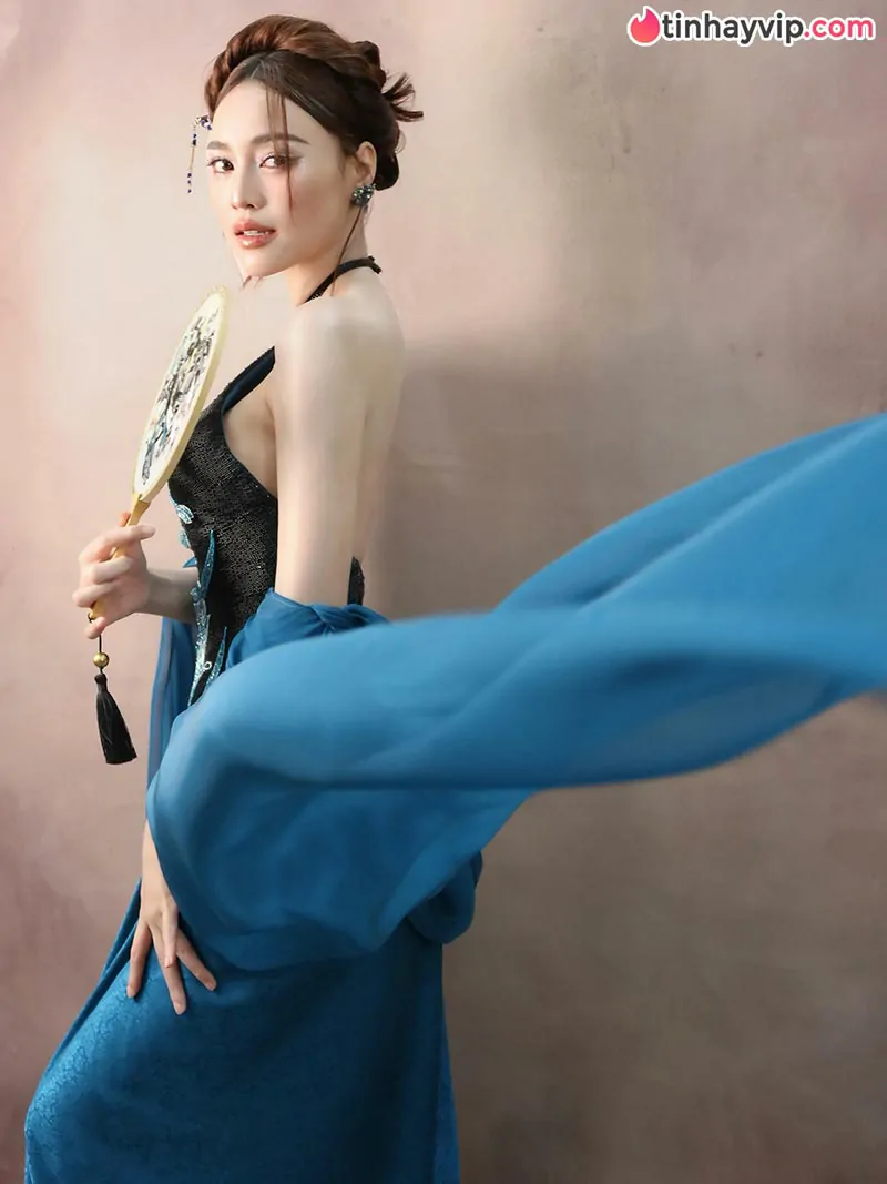 Ninh Dương Lan Ngọc diện đầm trắng bó sát khoe đường cong đồng hồ cát vạn người mê