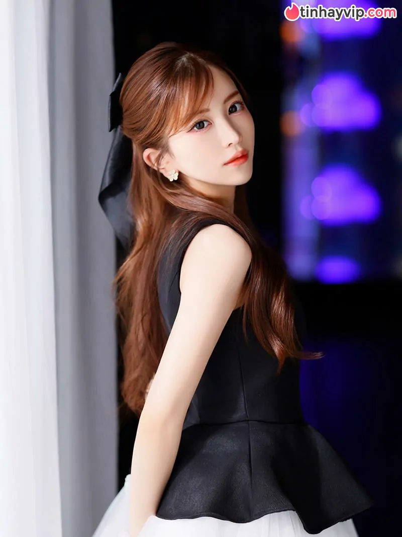 Bị cảnh sát bắt giữ vì tàng trữ chất cấm, Rino Tazawa vẫn giơ ngón tay ngông cuồng thách thức dư luận