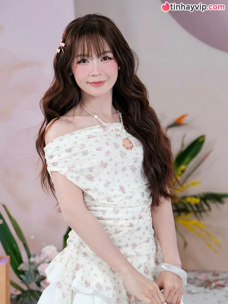 U40 mà mướt như thiếu nữ, mẹ bỉm Sam giật spotlight thảm đỏ với áo yếm xẻ ngực gợi cảm
