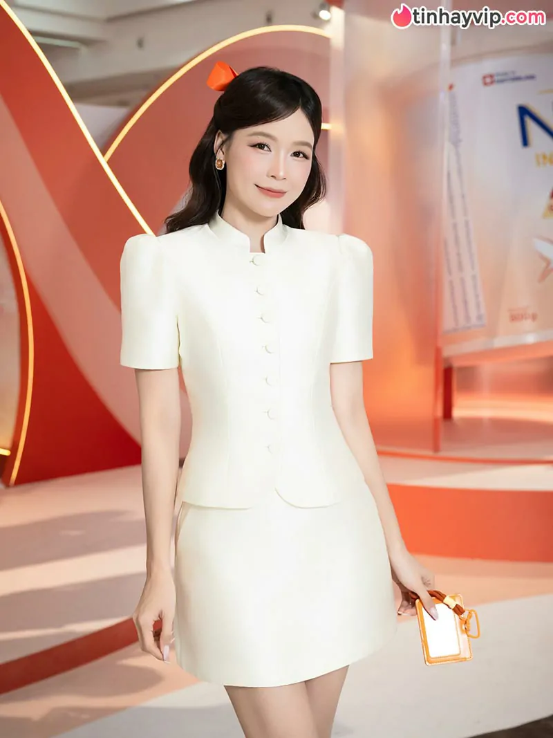 U40 mà mướt như thiếu nữ, mẹ bỉm Sam giật spotlight thảm đỏ với áo yếm xẻ ngực gợi cảm