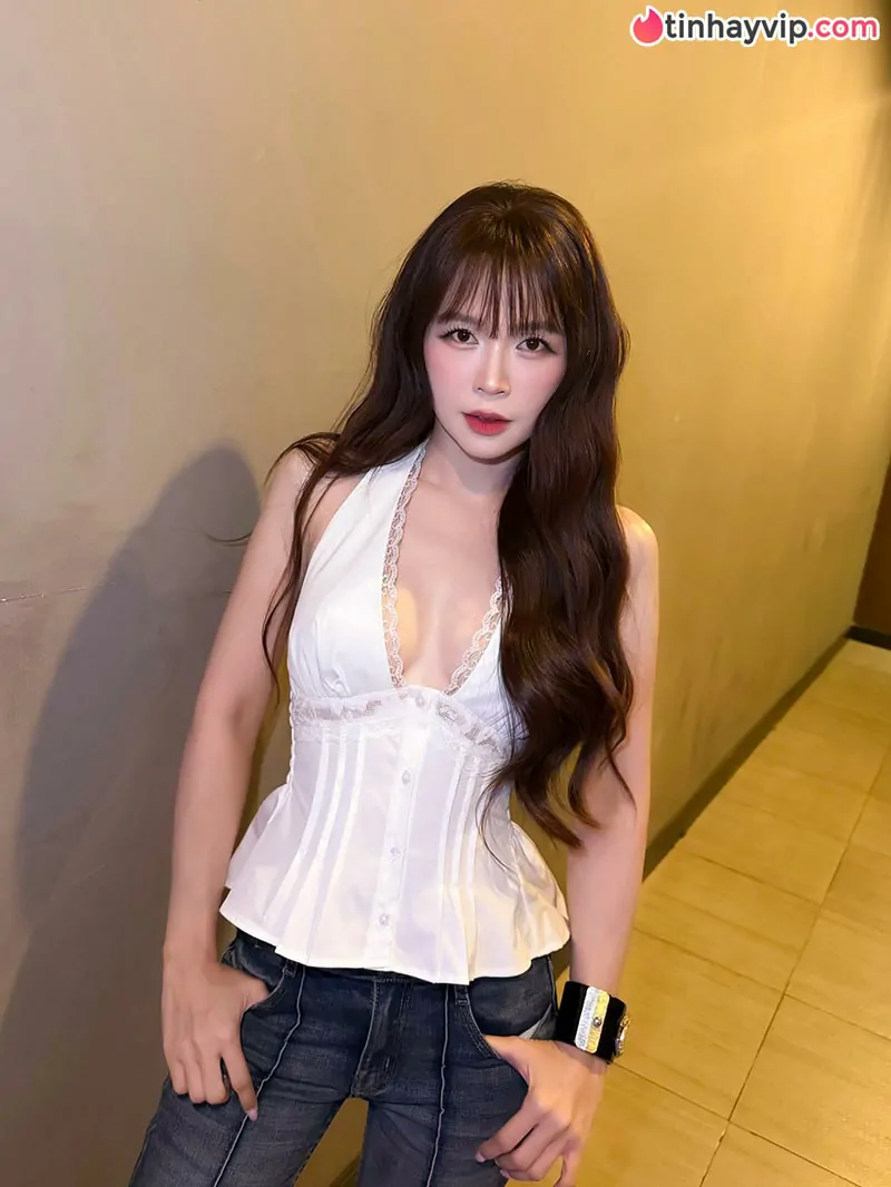 U40 mà mướt như thiếu nữ, mẹ bỉm Sam giật spotlight thảm đỏ với áo yếm xẻ ngực gợi cảm