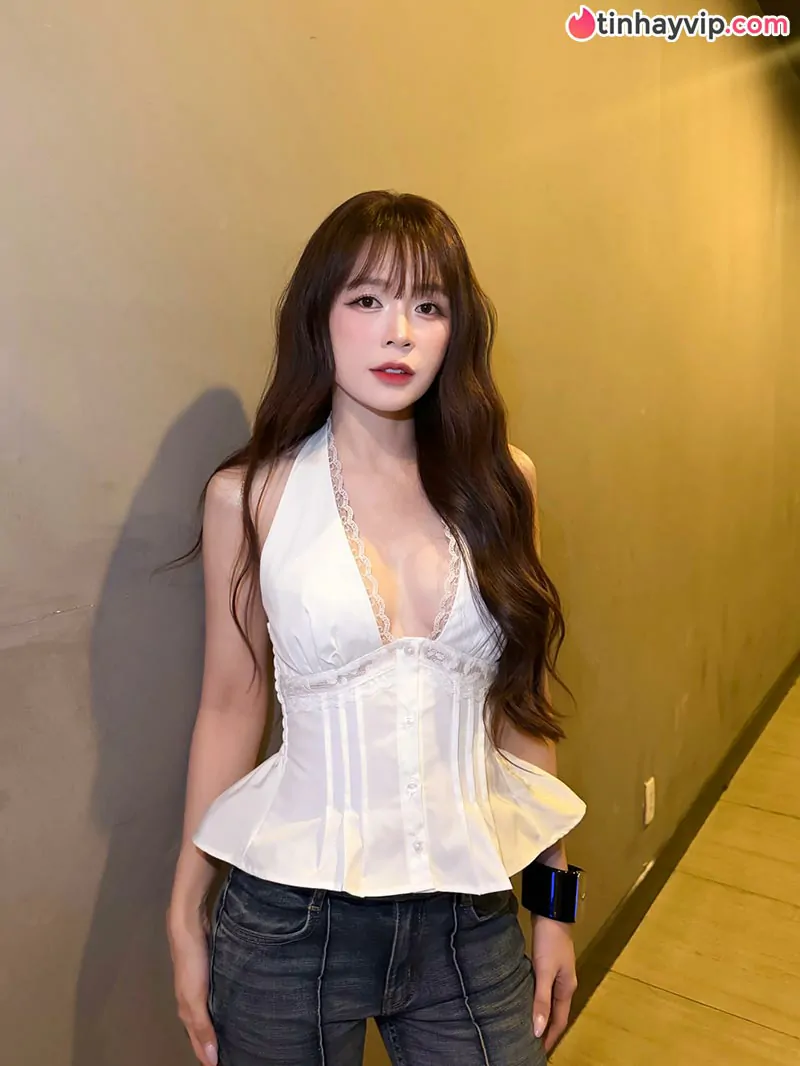 U40 mà mướt như thiếu nữ, mẹ bỉm Sam giật spotlight thảm đỏ với áo yếm xẻ ngực gợi cảm
