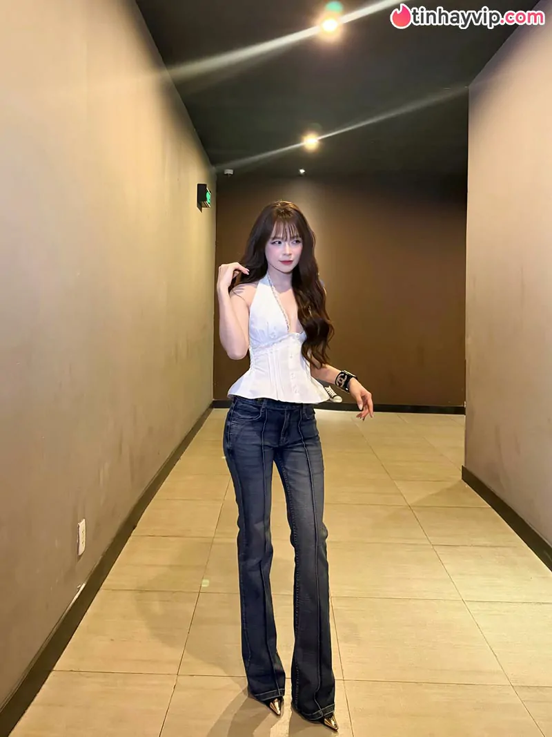 U40 mà mướt như thiếu nữ, mẹ bỉm Sam giật spotlight thảm đỏ với áo yếm xẻ ngực gợi cảm