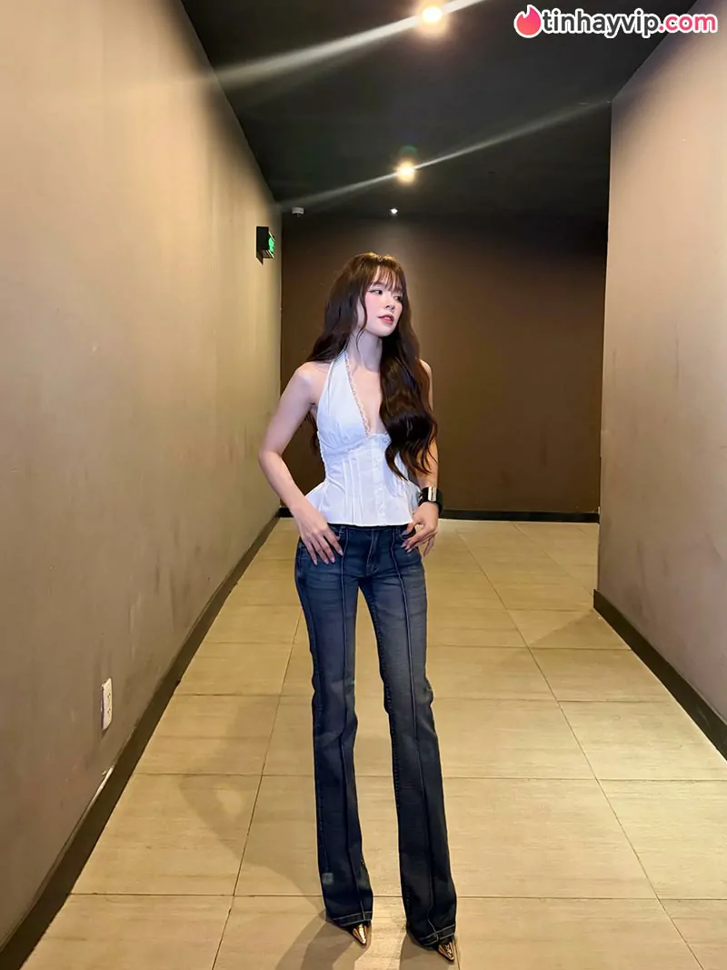 U40 mà mướt như thiếu nữ, mẹ bỉm Sam giật spotlight thảm đỏ với áo yếm xẻ ngực gợi cảm