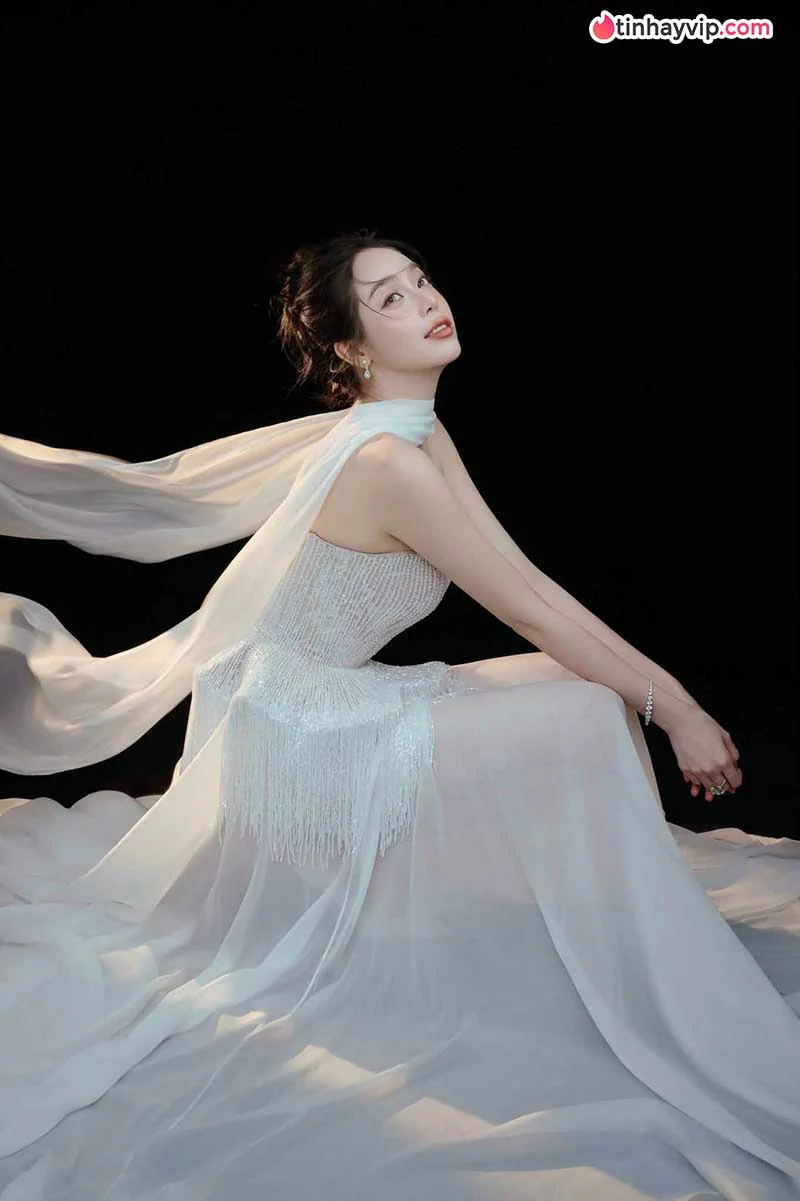 Thanh Thủy hóa thân Hằng Nga rạng rỡ, đốn tim dân mạng