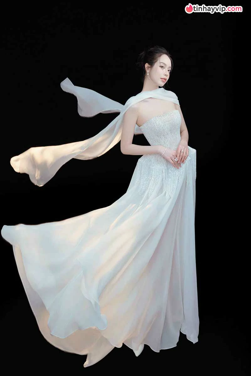 Thanh Thủy hóa thân Hằng Nga rạng rỡ, đốn tim dân mạng