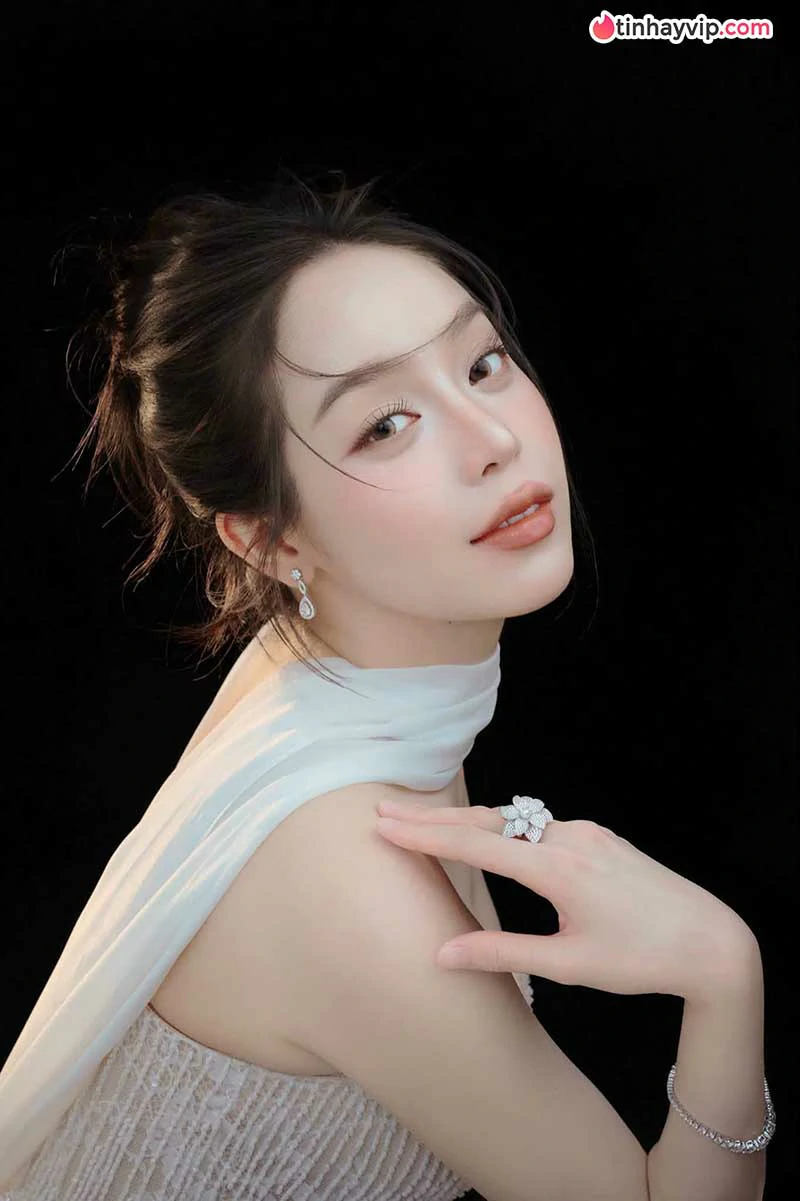 Thanh Thủy hóa thân Hằng Nga rạng rỡ, đốn tim dân mạng