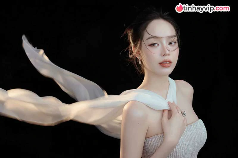 Thanh Thủy hóa thân Hằng Nga rạng rỡ, đốn tim dân mạng