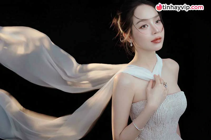 Thanh Thủy hóa thân Hằng Nga rạng rỡ, đốn tim dân mạng