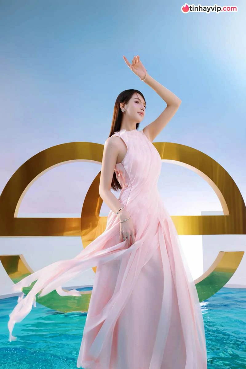 Thanh Thủy hóa thân Hằng Nga rạng rỡ, đốn tim dân mạng