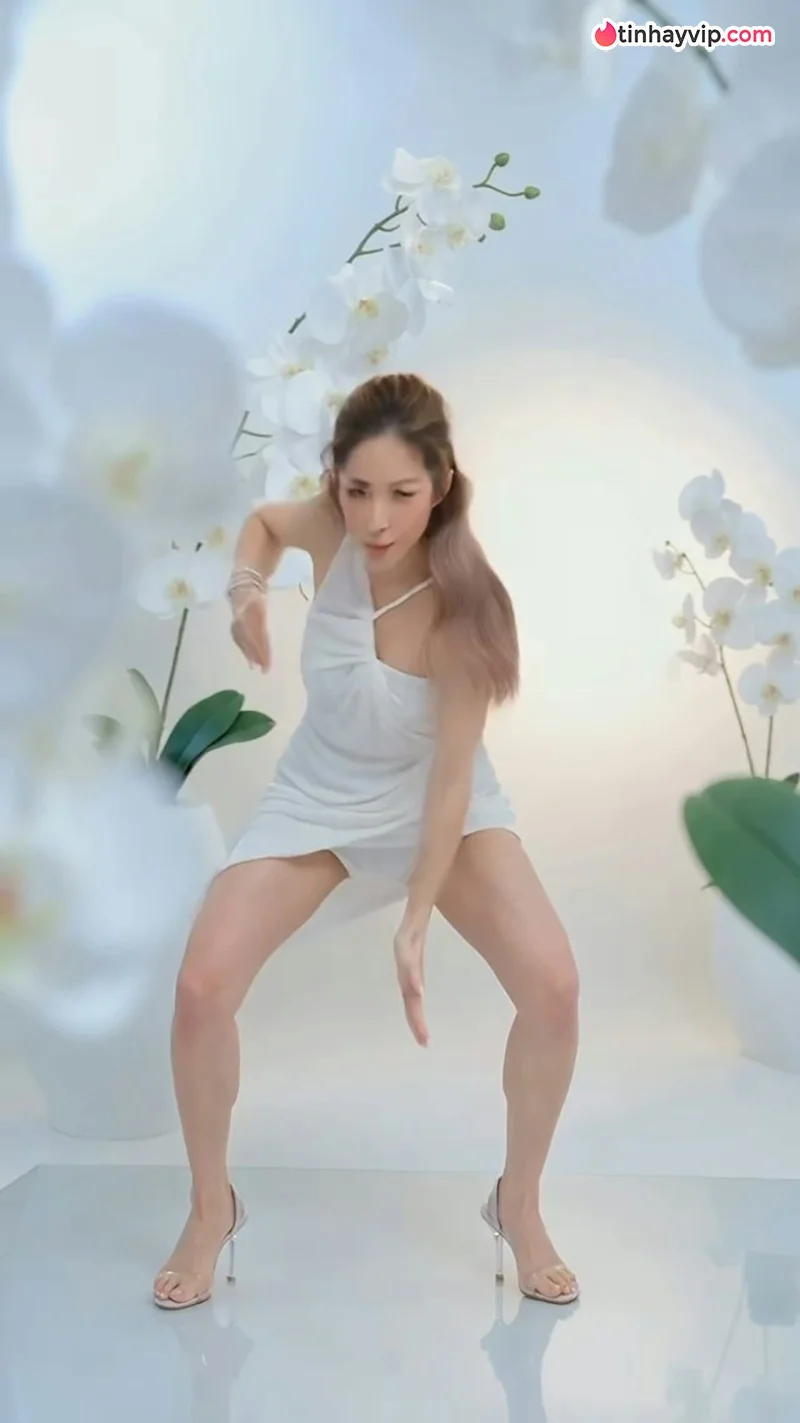 Diễn viên TVB Trần Mẫn Chi gây bão vì lộ clip nhạy cảm