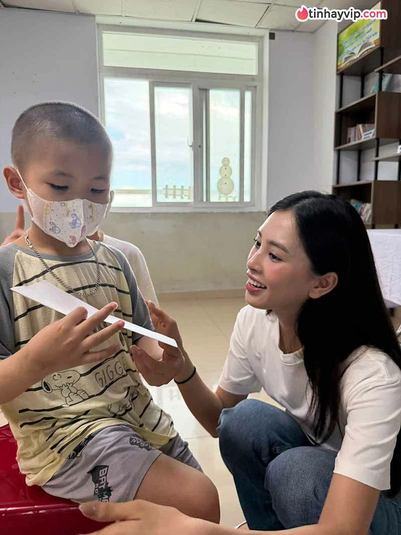 Trần Tiểu Vy gây chú ý khi diện váy cưới trắng ở sự kiện