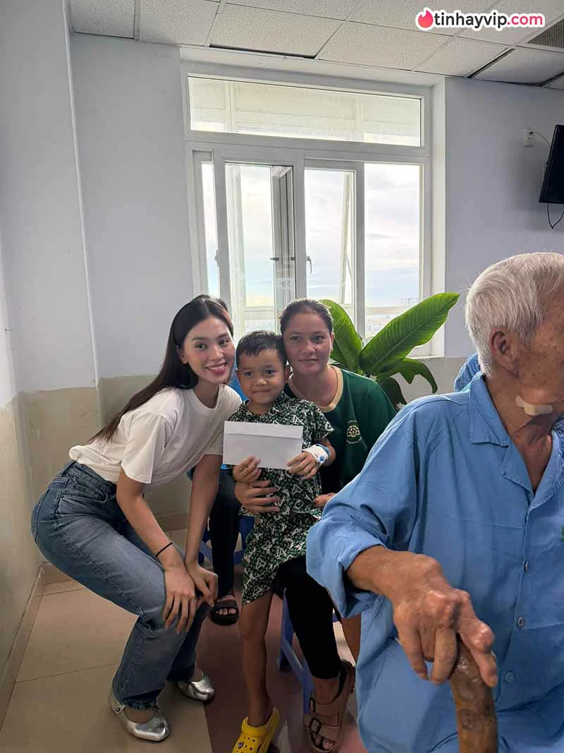 Trần Tiểu Vy gây chú ý khi diện váy cưới trắng ở sự kiện