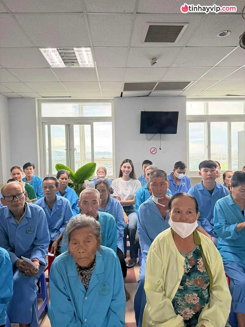 Trần Tiểu Vy gây chú ý khi diện váy cưới trắng ở sự kiện