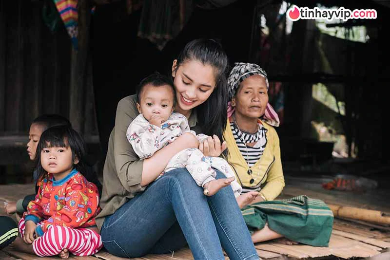 Trần Tiểu Vy gây chú ý khi diện váy cưới trắng ở sự kiện
