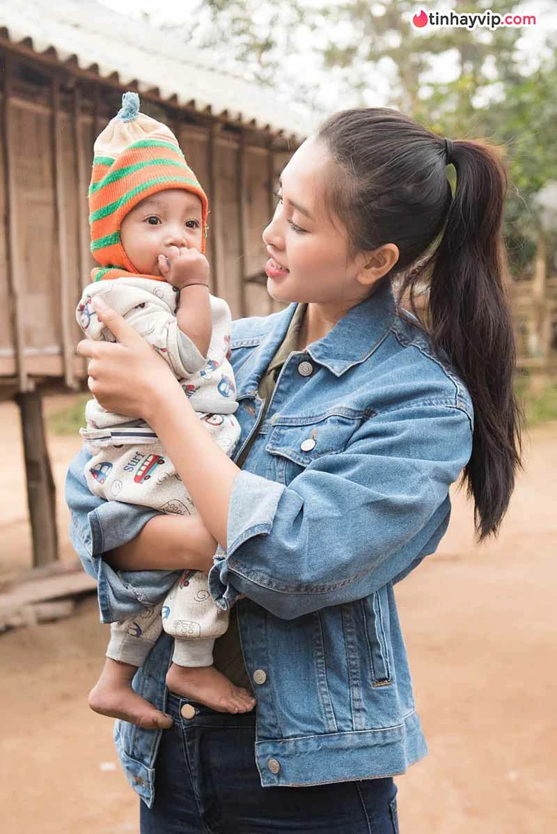 Trần Tiểu Vy gây chú ý khi diện váy cưới trắng ở sự kiện