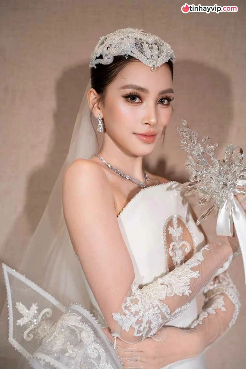 Trần Tiểu Vy gây chú ý khi diện váy cưới trắng ở sự kiện