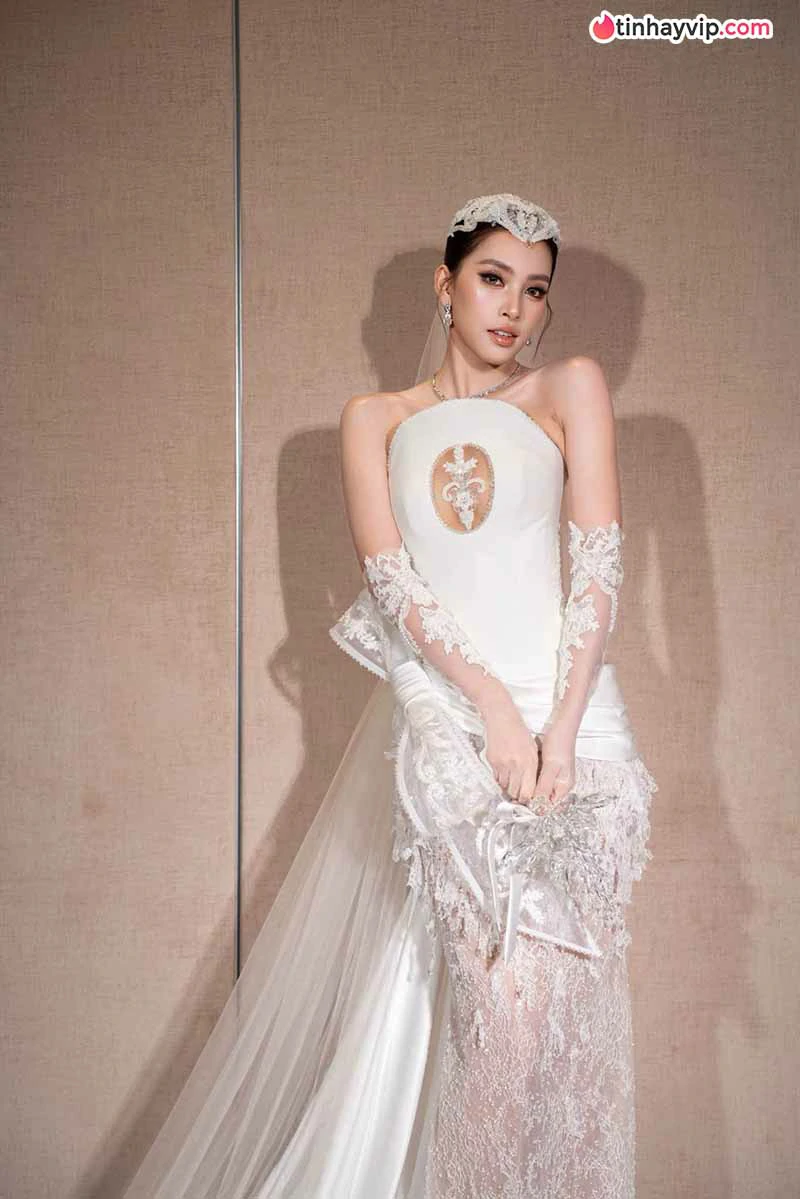 Trần Tiểu Vy gây chú ý khi diện váy cưới trắng ở sự kiện