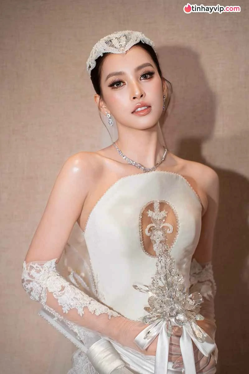 Trần Tiểu Vy gây chú ý khi diện váy cưới trắng ở sự kiện