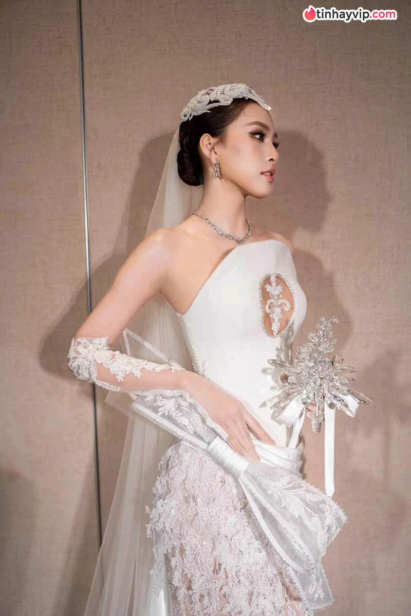 Trần Tiểu Vy gây chú ý khi diện váy cưới trắng ở sự kiện