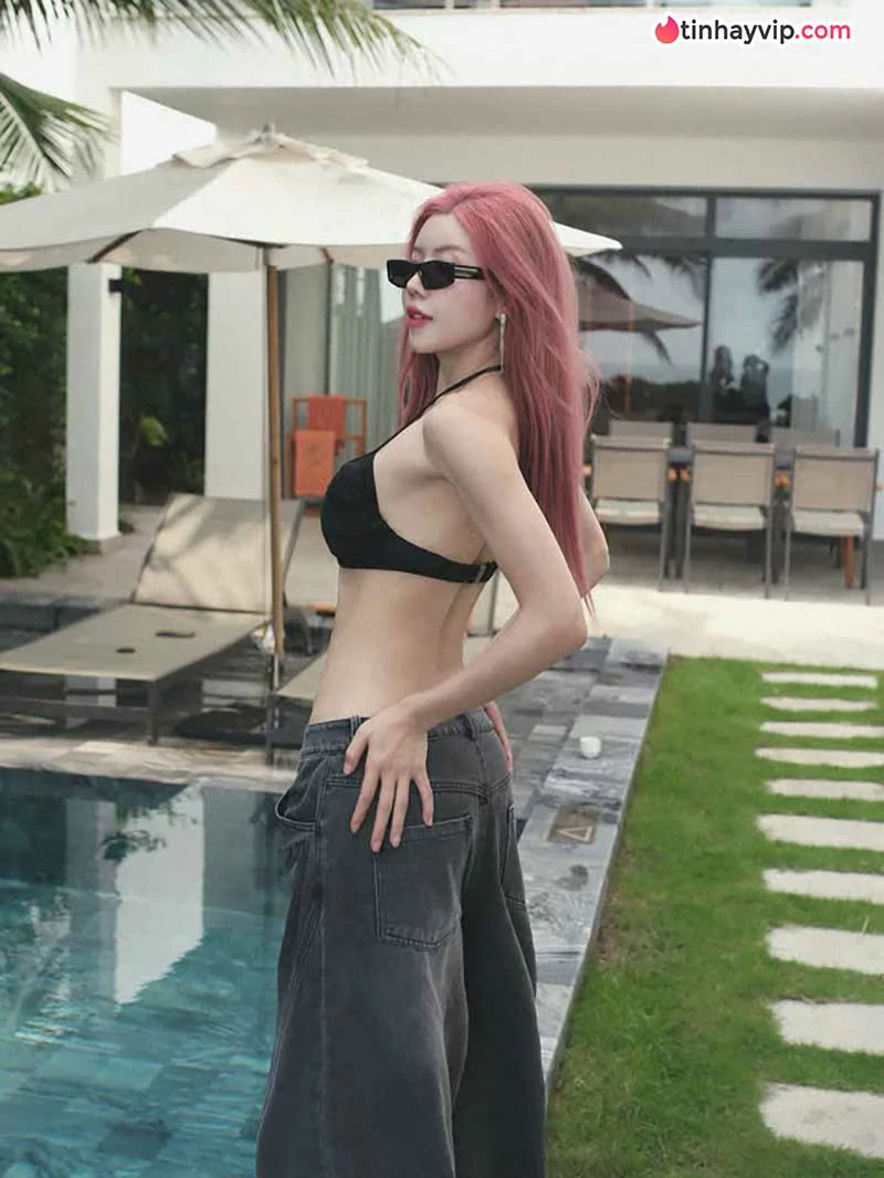 Trang Pháp khoe phong cách mùa hè qua loạt ảnh bikini