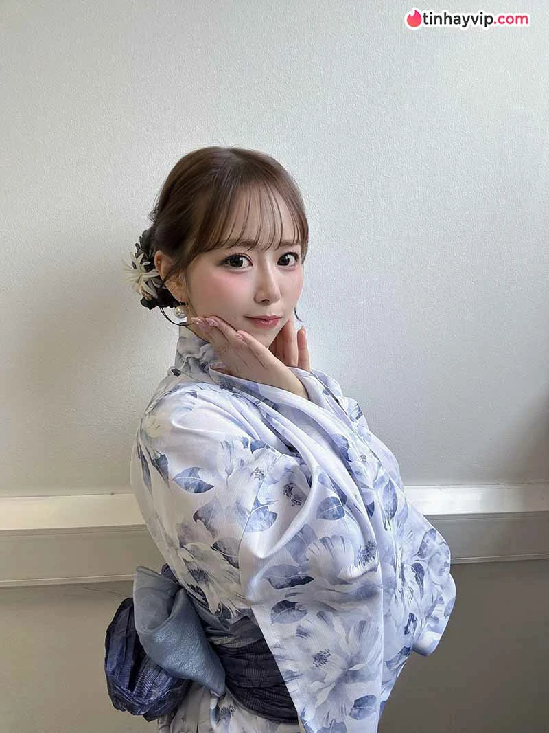 Yuka Iguchi lần đầu lên bìa Weekly Young Jump