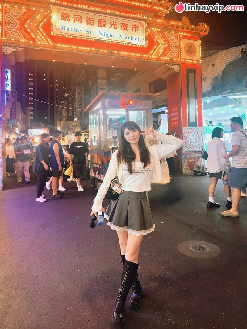 Cựu idol AV Ai Uehara gây bão tại chợ đêm Đài Bắc với nhan sắc khác lạ