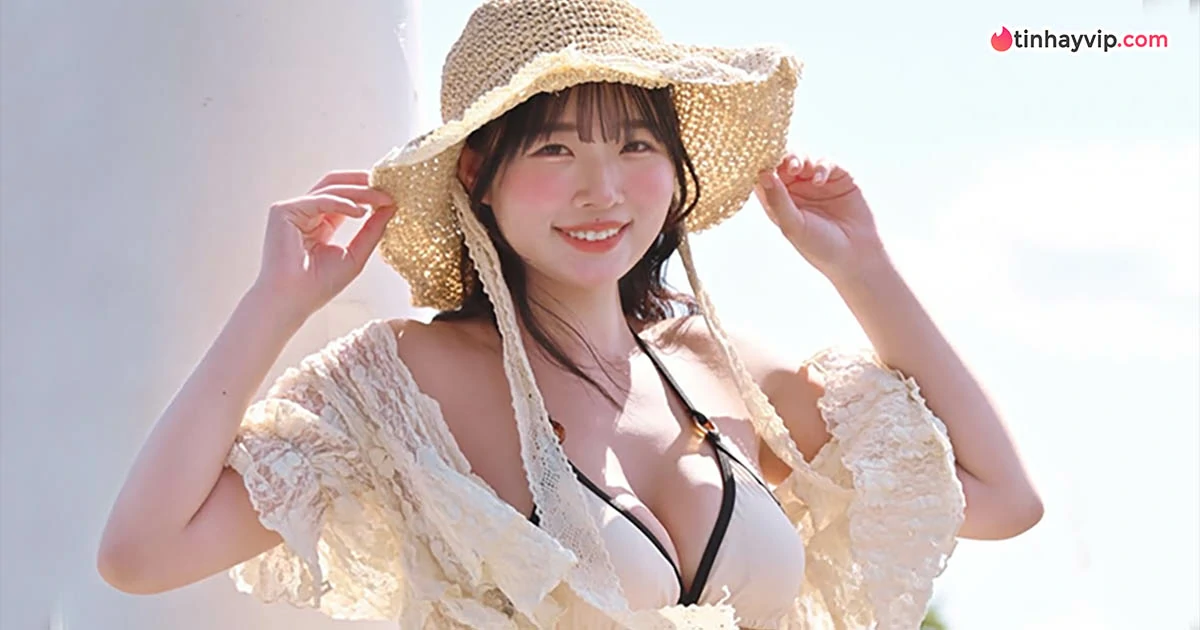 Akita Sona khoe vòng một đầy đặn trong đồ bơi học sinh