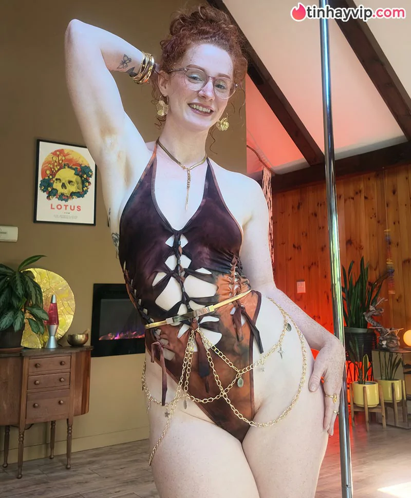 Ngôi sao OnlyFans Amy Ginger Hart kiếm 1,000 đô mỗi ngày nhờ bộ lông nách rực lửa