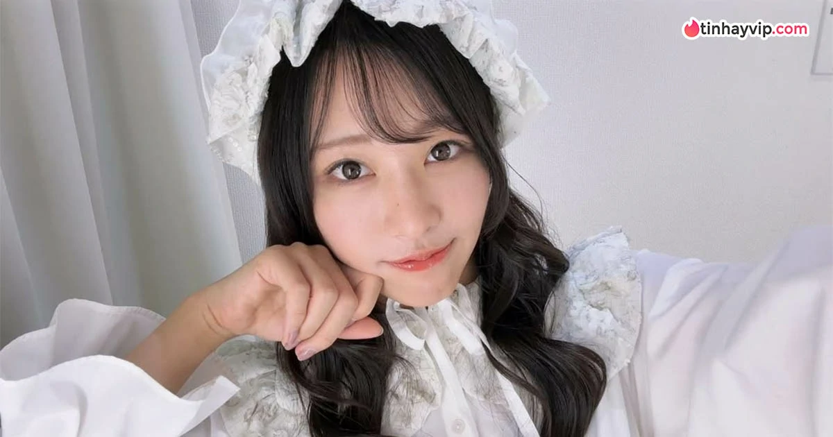 Aoi Ringo gây chú ý với vòng eo kèm áo thun đen khi dạo phố