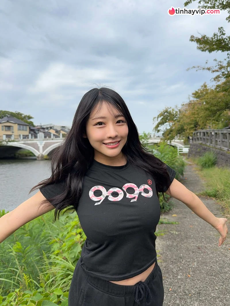 Aoi Ringo gây chú ý với vòng eo kèm áo thun đen khi dạo phố