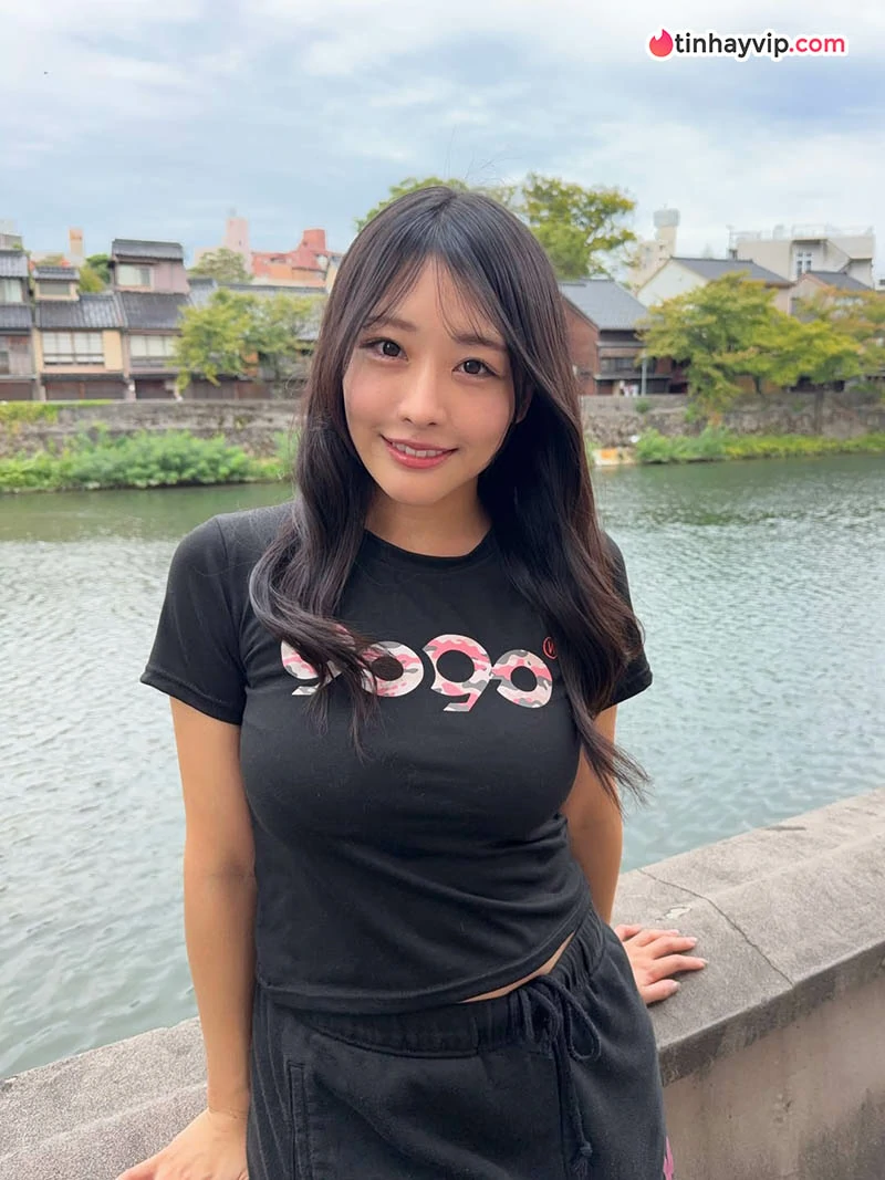 Aoi Ringo gây chú ý với vòng eo kèm áo thun đen khi dạo phố