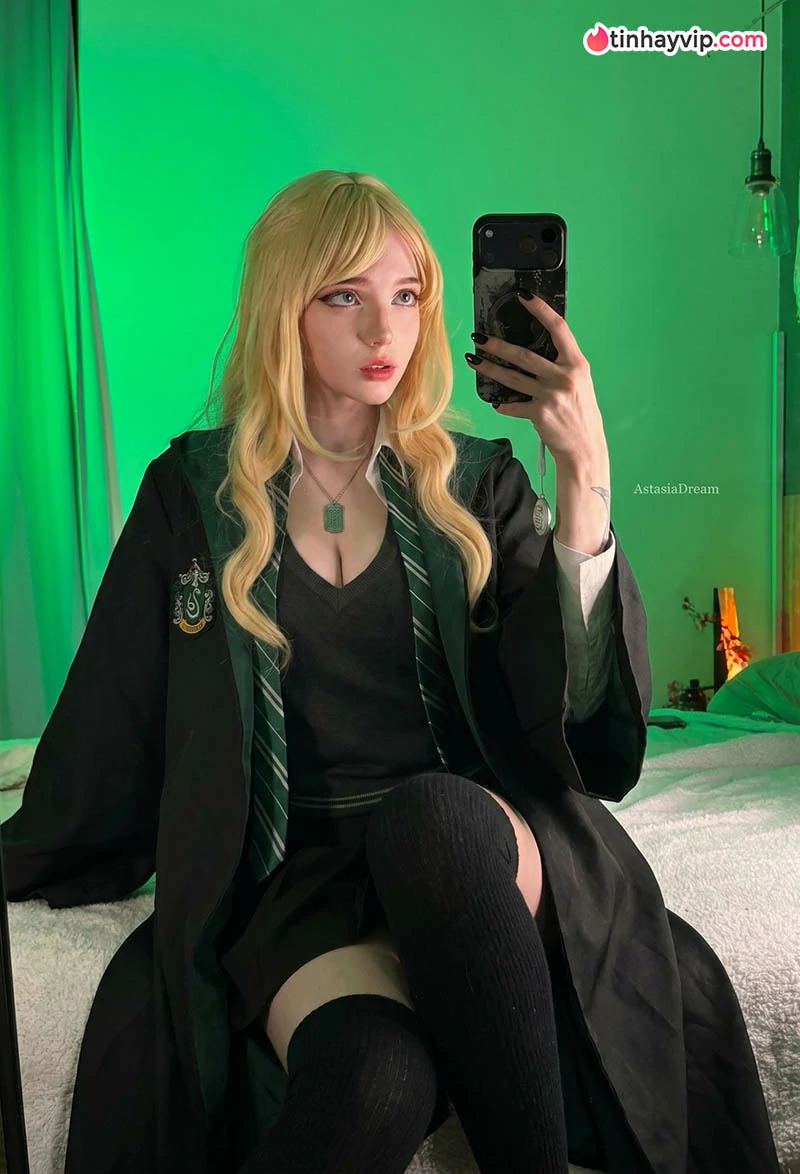 Astasiia Dream đu trend Draco Malfoy bản nữ cực thần thái