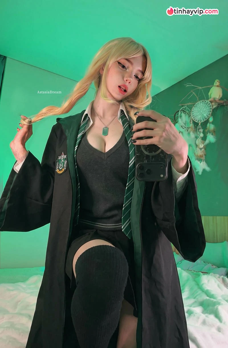 Astasiia Dream đu trend Draco Malfoy bản nữ cực thần thái
