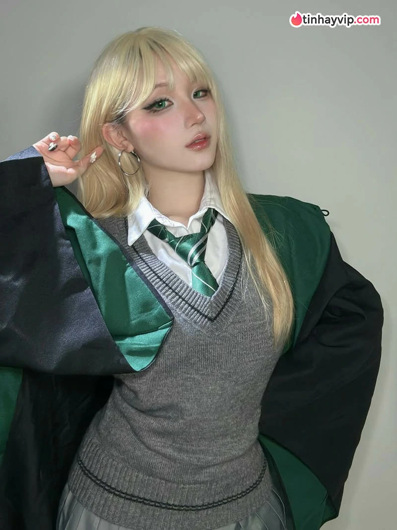 Astasiia Dream đu trend Draco Malfoy bản nữ cực thần thái