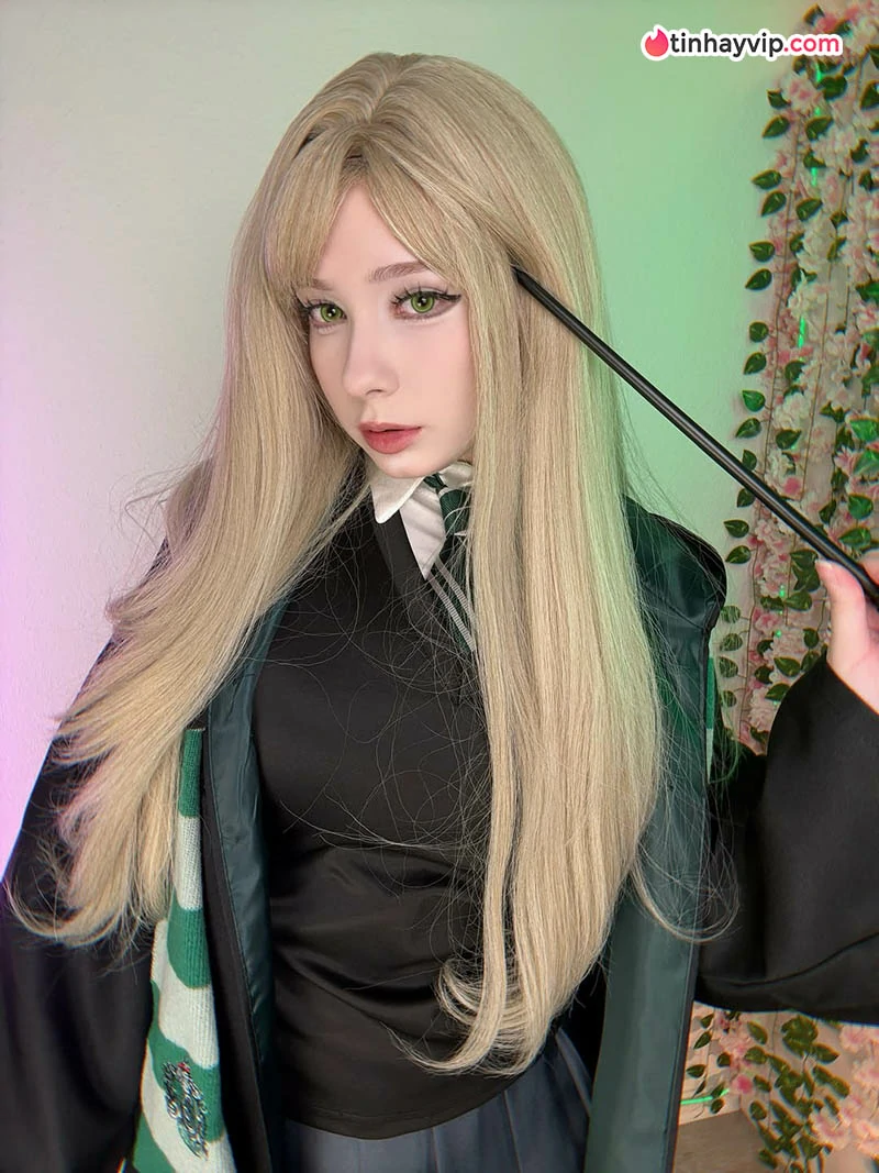Astasiia Dream đu trend Draco Malfoy bản nữ cực thần thái