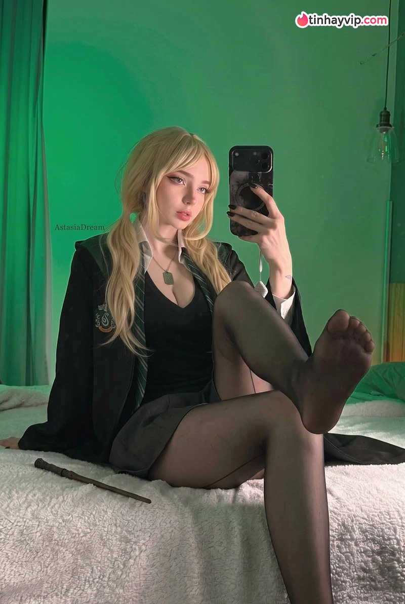 Astasiia Dream đu trend Draco Malfoy bản nữ cực thần thái