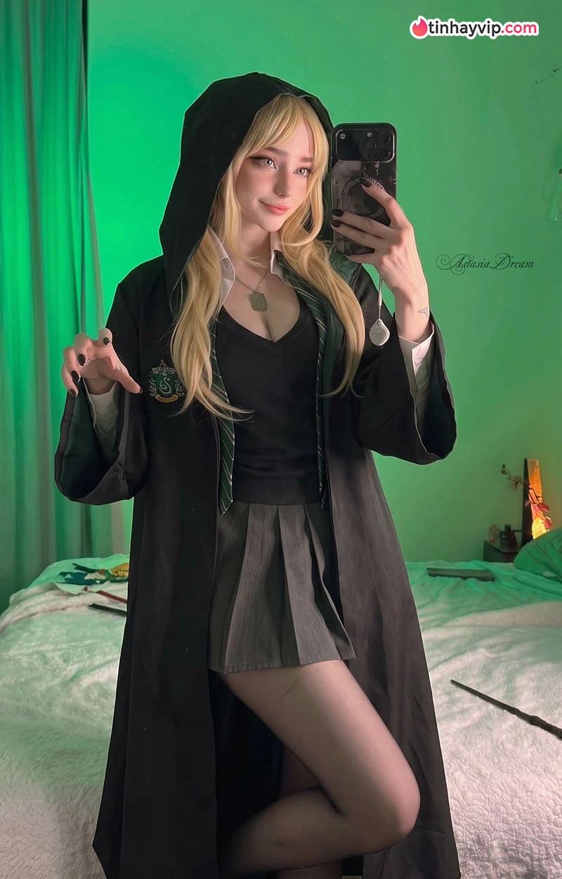 Astasiia Dream đu trend Draco Malfoy bản nữ cực thần thái