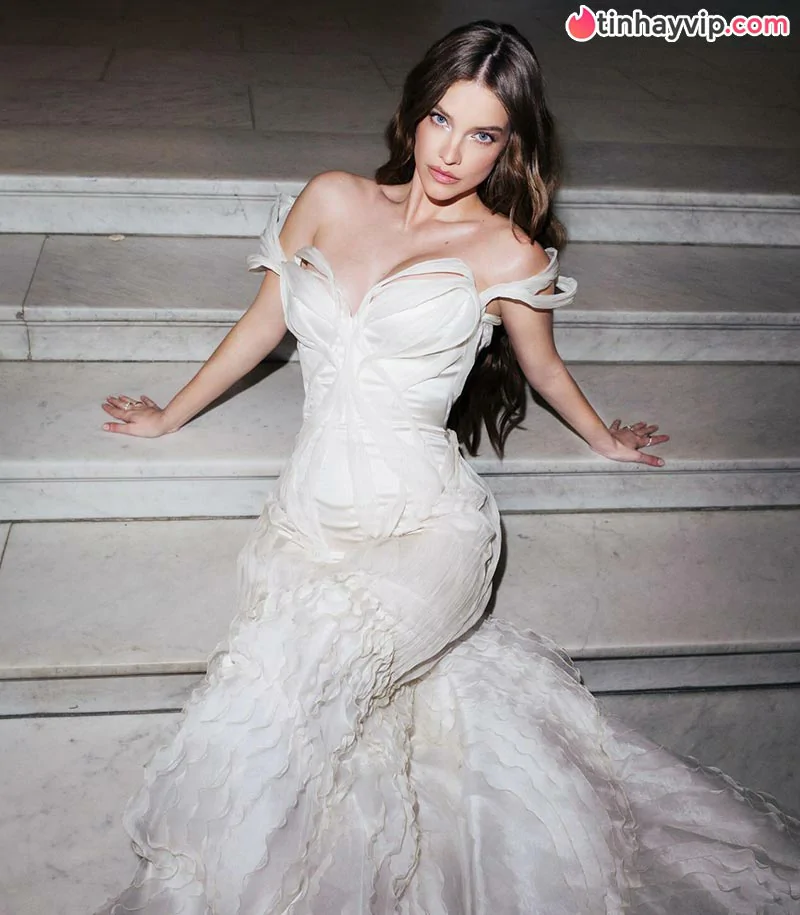Barbara Palvin tỏa sáng rực rỡ tại sàn diễn thời trang Victoria's Secret sau 6 tuần sinh con