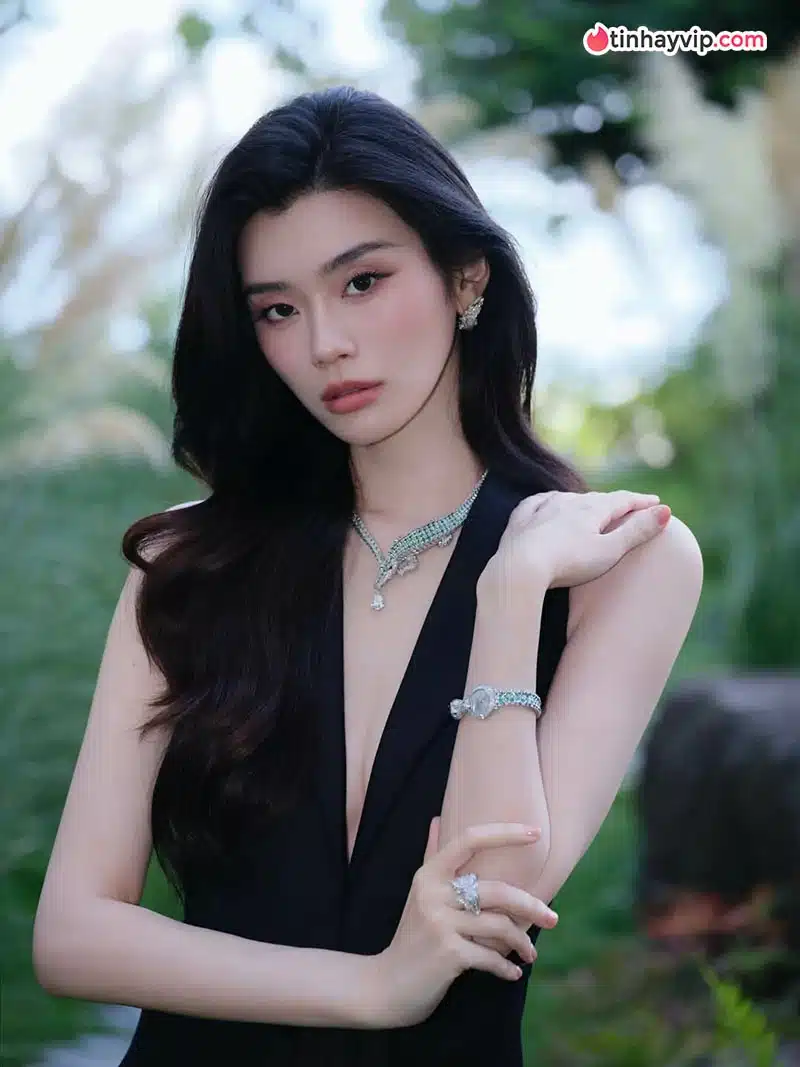Hề Mộng Dao tái xuất bùng nổ tại Victoria's Secret