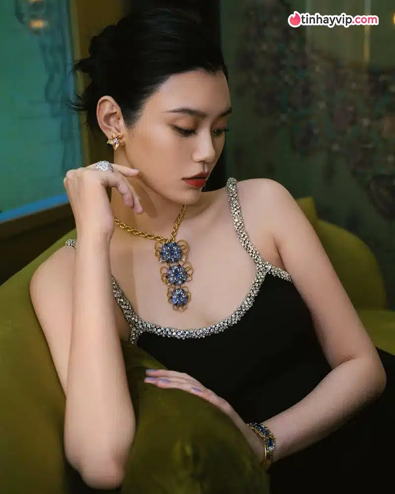 Hề Mộng Dao tái xuất bùng nổ tại Victoria's Secret