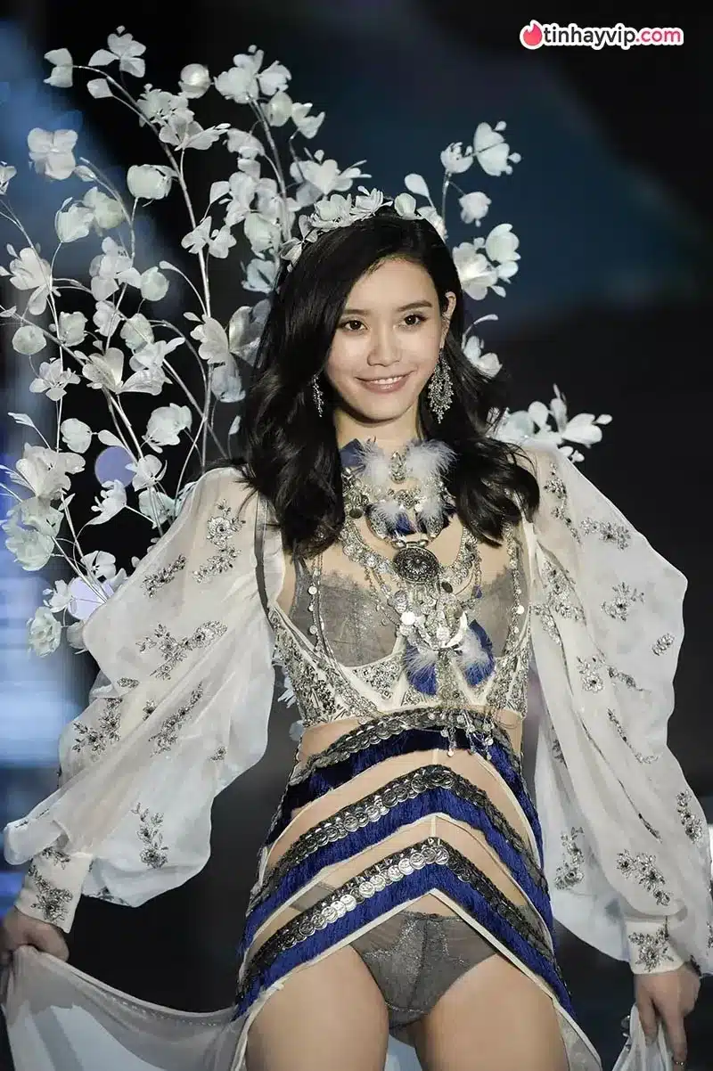 Hề Mộng Dao tái xuất bùng nổ tại Victoria's Secret