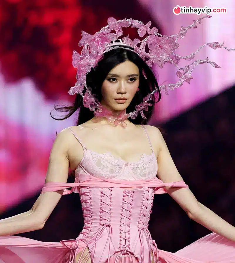 Hề Mộng Dao tái xuất bùng nổ tại Victoria's Secret