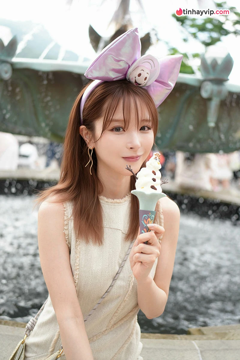 Kana Momonogi kỷ niệm 11 năm và hẹn gặp fan tại Okinawa