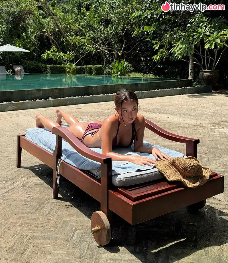 Hot TikToker Khánh Huyền 2K4 đốt mắt CĐM với bộ ảnh bikini xẻ hông cực bạo
