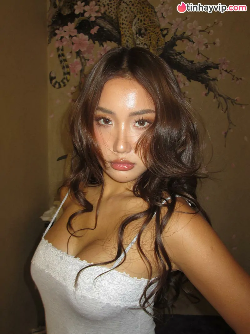 Hot TikToker Khánh Huyền 2K4 đốt mắt CĐM với bộ ảnh bikini xẻ hông cực bạo