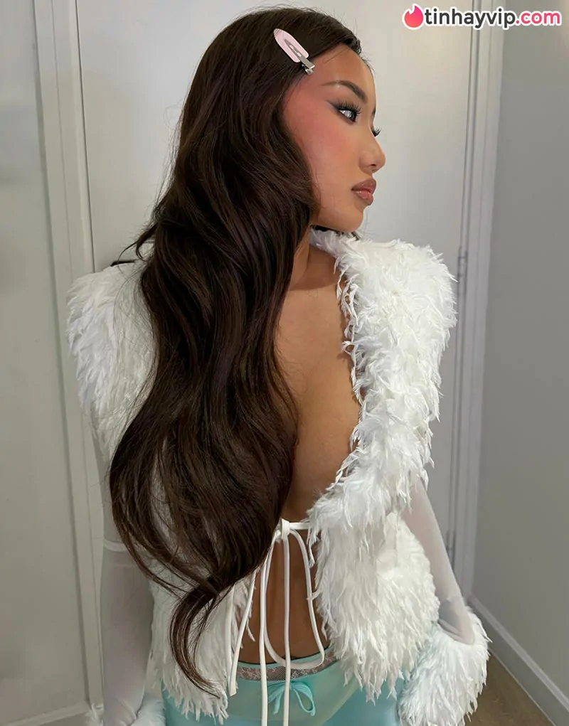 Hot TikToker Khánh Huyền 2K4 đốt mắt CĐM với bộ ảnh bikini xẻ hông cực bạo